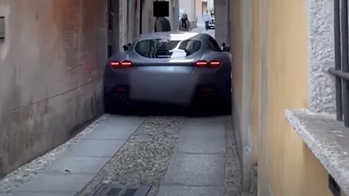 Une Ferrari coincée entre les murs d’une ruelle très étroite (Vidéo)